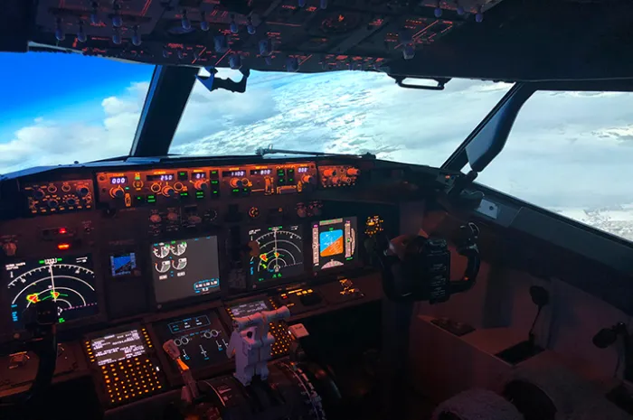The TG Simulation Boeing 737-800 flight deck, with the visual system running